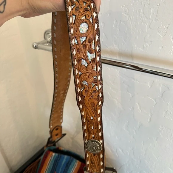 Saddle blanket bag with coon tail and custom leather strap - Picture 5 of 7